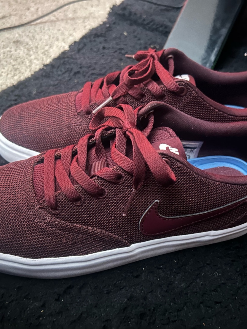 Women’s Nike sb check solar canvas “night Maroon- dark” colorway like new